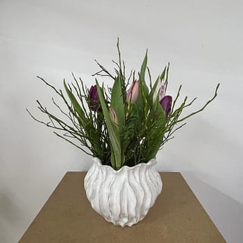 Frühlingshafte Vasenfüllung mit Tulpen und Heidelbeere