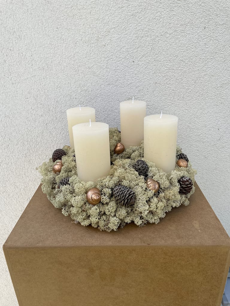 Nordischer Adventkranz mit creme Kerzen