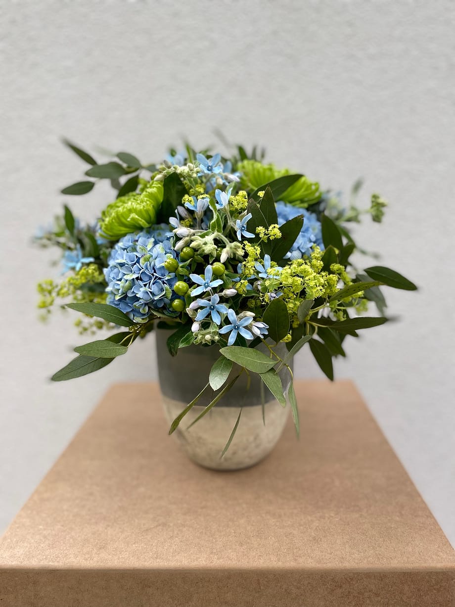 Blauer Hortensienstrauß mit grünen Chrysanthemen
