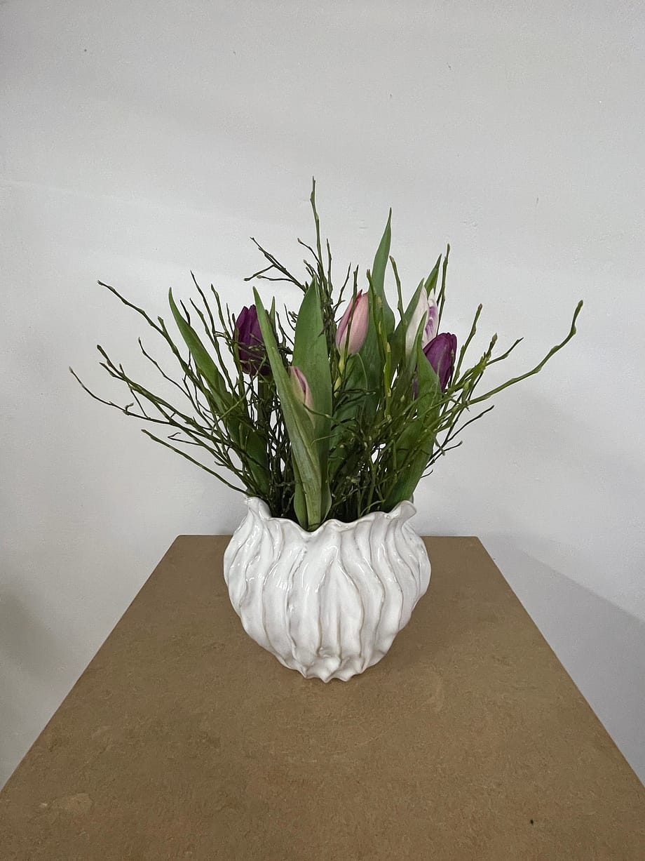 Frühlingshafte Vasenfüllung mit Tulpen und Heidelbeere